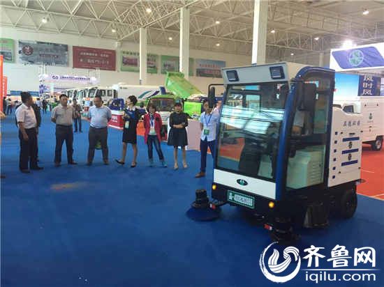 參展企業(yè)向客戶介紹新設(shè)備