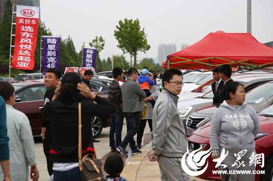 展覽會最后一天，車展現(xiàn)場人氣旺（攝影 陳帆）