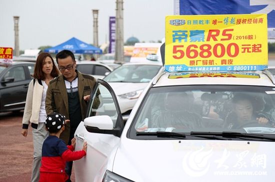 “爸爸，我們買這輛車吧”（攝影 陳帆）