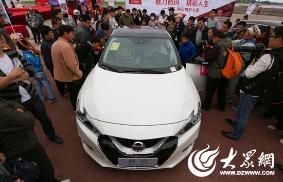 日產(chǎn)西瑪上市，引眾多市民圍觀（攝影 陳帆）