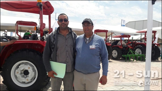 簽訂采購(gòu)合同后，卜扎諾與參展工作人員合影