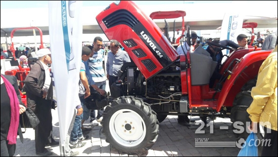 展會(huì)現(xiàn)場(chǎng)，客戶(hù)咨詢(xún)雷沃拖拉機(jī)