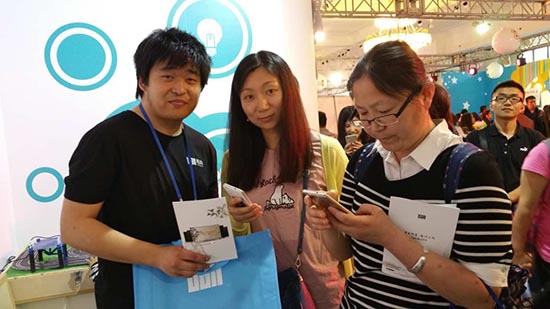 國(guó)廣東方參展北京市科技周大型科普活動(dòng)展(圖5) 展臺(tái)工作人員引導(dǎo)游客參觀