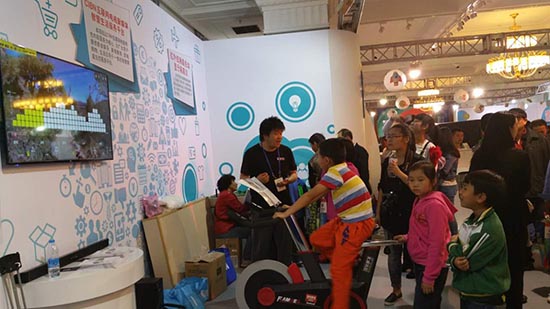 國(guó)廣東方參展北京市科技周大型科普活動(dòng)展(圖4) CIBN互聯(lián)網(wǎng)電視新媒體智慧生活平臺(tái)內(nèi)的大屏游戲吸引了眾多游客駐足試玩