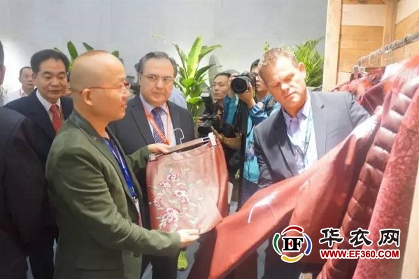 2016北京國(guó)際皮草時(shí)裝展盛大開(kāi)幕(圖2) 2016北京國(guó)際皮草時(shí)裝展盛大開(kāi)幕(圖2)