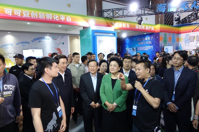 劉延?xùn)|參觀大唐網(wǎng)絡(luò)生態(tài)區(qū)展臺(tái)(圖2) 劉延?xùn)|參觀大唐網(wǎng)絡(luò)生態(tài)區(qū)展臺(tái)