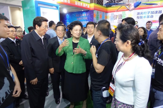 劉延?xùn)|參觀大唐網(wǎng)絡(luò)生態(tài)區(qū)展臺(tái)(圖1) 劉延?xùn)|參觀大唐網(wǎng)絡(luò)生態(tài)區(qū)展臺(tái)