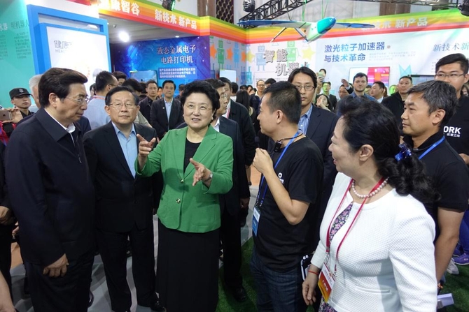 劉延?xùn)|參觀大唐網(wǎng)絡(luò)生態(tài)區(qū)展臺(tái)(圖3) 劉延?xùn)|參觀大唐網(wǎng)絡(luò)生態(tài)區(qū)展臺(tái)