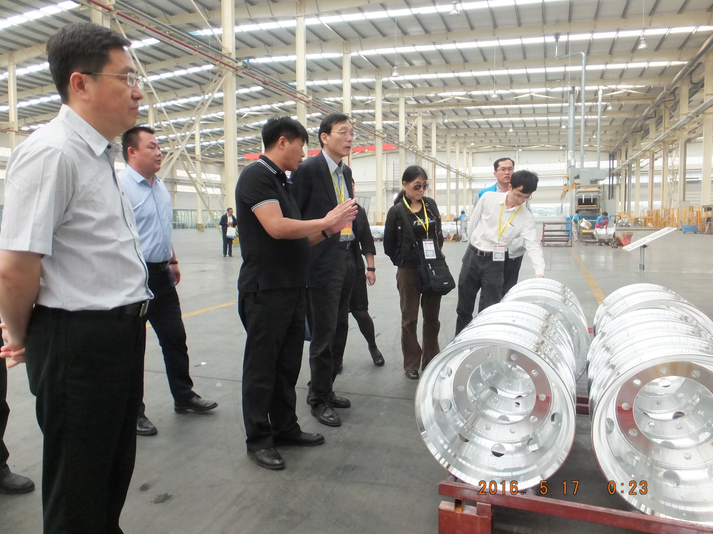 圖為廣饒縣縣委副書記、縣長(zhǎng)霰景亮陪同國務(wù)院發(fā)展研究中心副主任劉世錦在某車輪企業(yè)考察。（謝忠設(shè)）