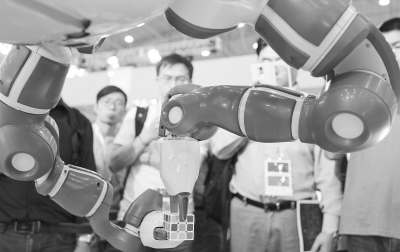 超萌機器人秀毛筆字玩轉(zhuǎn)魔方 ABB公司來辦展(圖2)