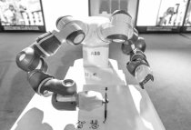 超萌機(jī)器人秀毛筆字玩轉(zhuǎn)魔方 ABB公司來辦展