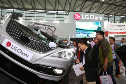 現(xiàn)場展示的多款汽車模型吸引眾多目光