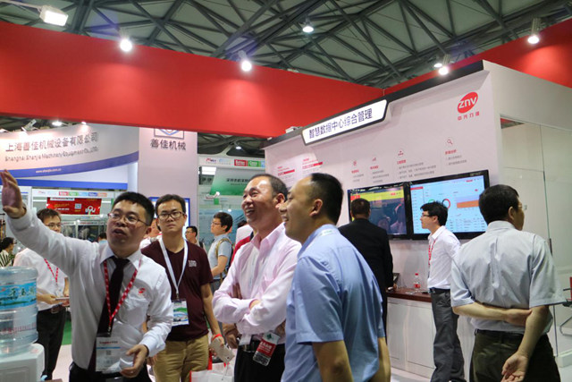 ZNV中興力維現(xiàn)場技術人員與客戶積極探討