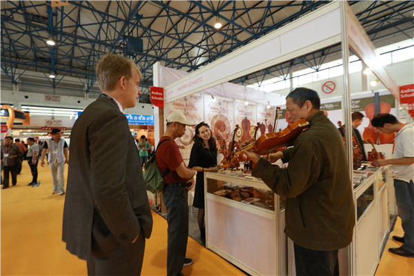 2016北京樂(lè)器展火爆現(xiàn)場(chǎng) 聲聲悠揚(yáng)引人駐足(圖12)