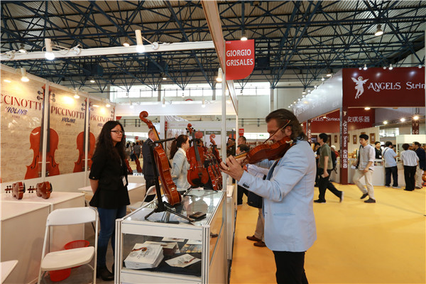2016北京樂(lè)器展火爆現(xiàn)場(chǎng) 聲聲悠揚(yáng)引人駐足(圖11)