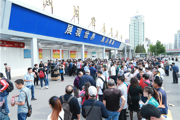 2016北京樂(lè)器展火爆現(xiàn)場(chǎng) 聲聲悠揚(yáng)引人駐足(圖1)