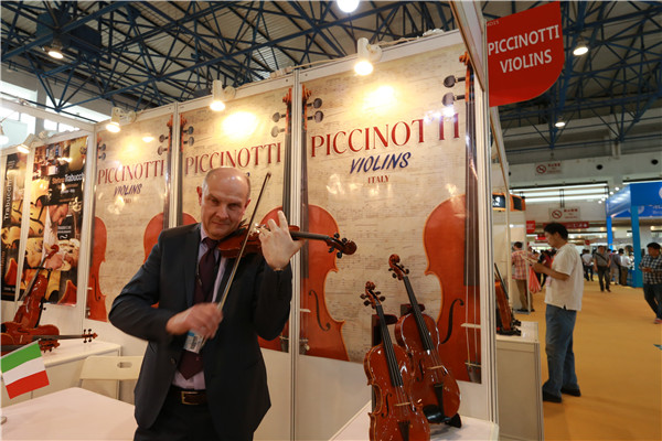 2016北京樂(lè)器展火爆現(xiàn)場(chǎng) 聲聲悠揚(yáng)引人駐足(圖10)