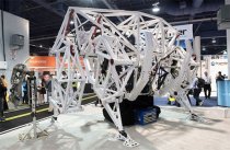 人機(jī)結(jié)合技術(shù)再發(fā)力 大型載人機(jī)器人震撼亮相