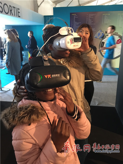 “青島智造”亮相歐洲VR最大展會 引發(fā)參觀者熱捧(圖2) 參觀者體驗(yàn)黑晶“VR超級教室”